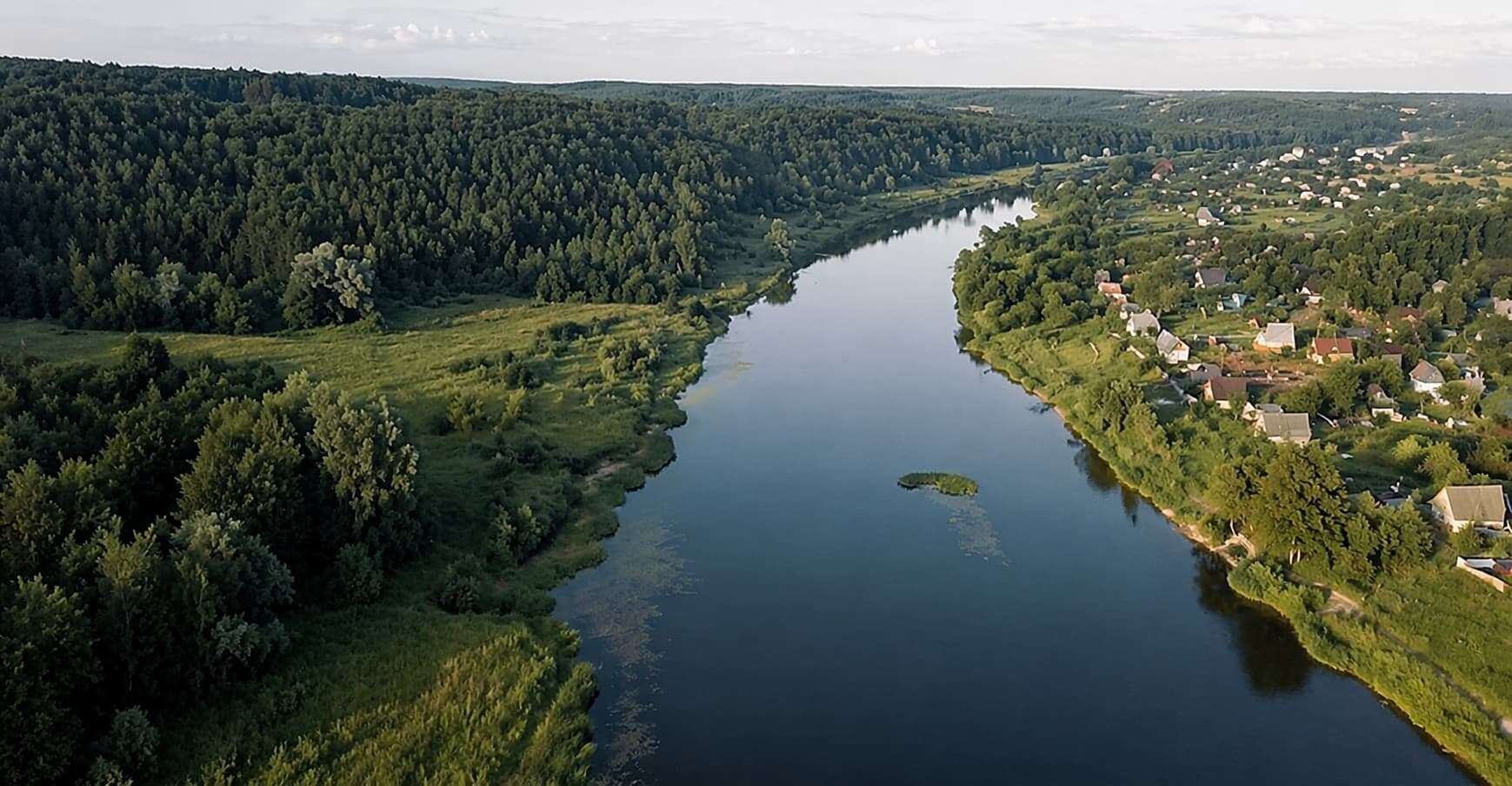 Река среди леса с высоты